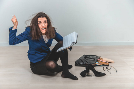 狼狈头发乱蓬蓬的疯狂老师,尖叫着,满脸怒容,狼狈不堪,准备用铅笔.