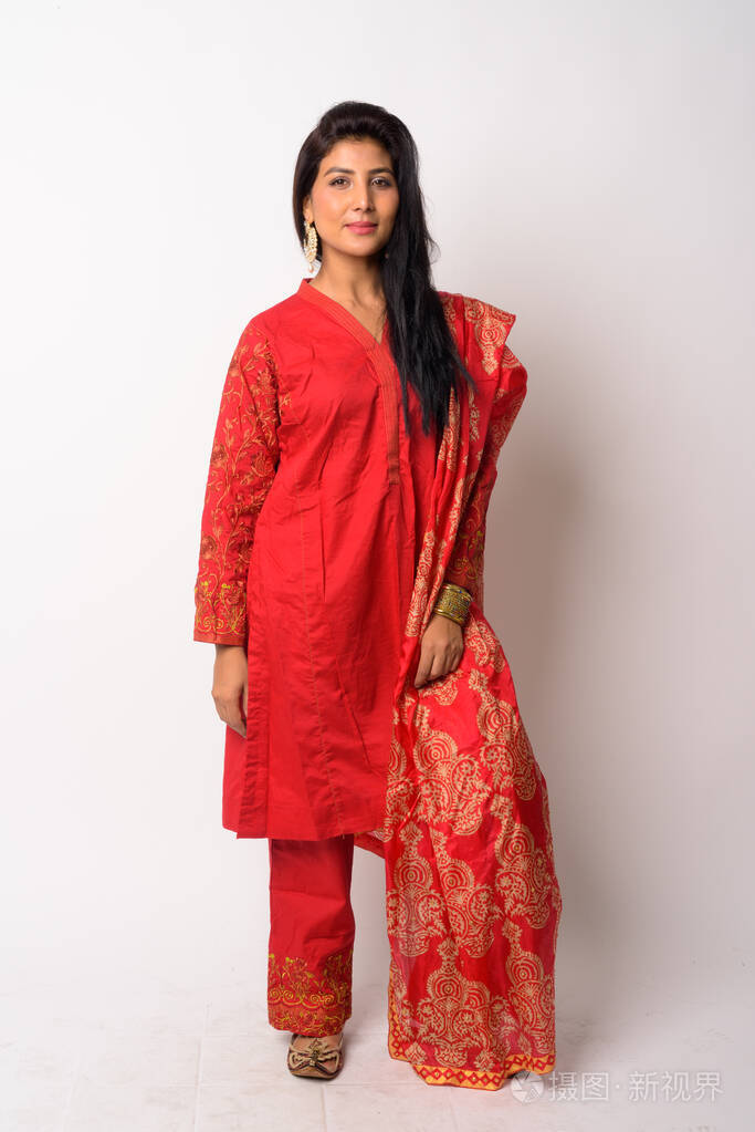 身着传统服装的波斯年轻女子全身照