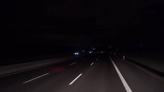 建筑光感一排排排的汽车在夜间堵车在高速公路上堵车.照片