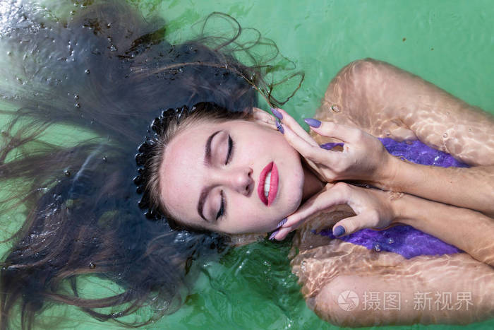 湿模特洗澡穿着衣服湿衣服女装桑拿和游泳池游泳