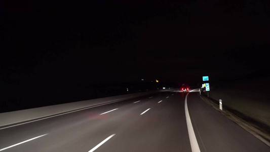 一排排排的汽车在夜间堵车在高速公路上堵车.照片