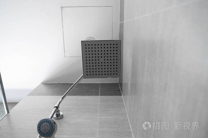 现代浴室中的方形淋浴头和经典淋浴头 在浴室用喷水器或水淋浴 从淋浴喷头流出的一股清水来清洗脏身体 照片 正版商用图片2oybx0 摄图新视界