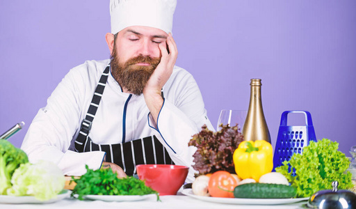 烹饪灵感.在餐馆度过了艰难的一天.疲惫疲惫的厨师.