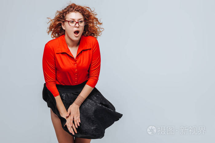风吹起了她的裙子红发女孩穿红色上衣