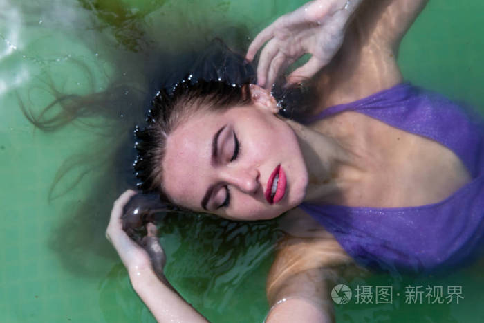 湿模特洗澡穿着衣服湿衣服女装桑拿和游泳池游泳