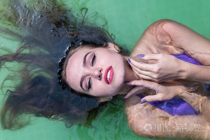 湿模特洗澡穿着衣服湿衣服女装桑拿和游泳池游泳