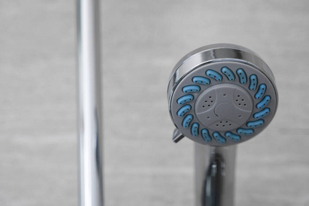 从淋浴喷头流出的清水用于清洗身体脏污.照片