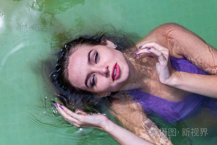 湿模特洗澡穿着衣服湿衣服女装桑拿和游泳池游泳