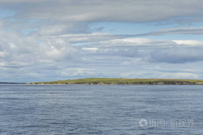 苏格兰奥克尼群岛夏日海岸线。