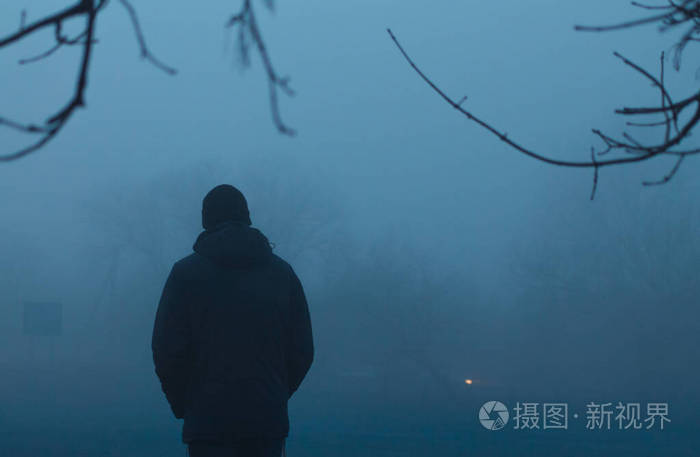 一个人在雾中.水平场景
