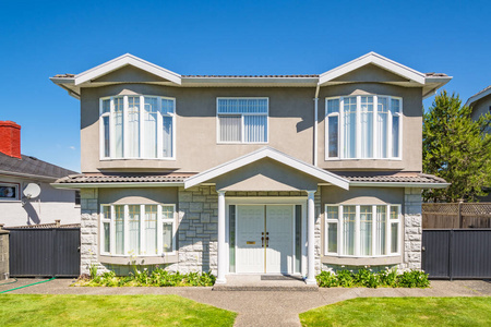 前面有铁栅栏的大住宅.照片