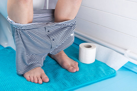 和男人抑郁症的妇女在晚上睡不着正常和呼吸困难亚洲女孩坐在马桶上