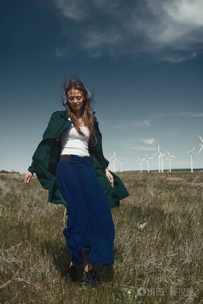 一位头发蓬乱的长发女人和w