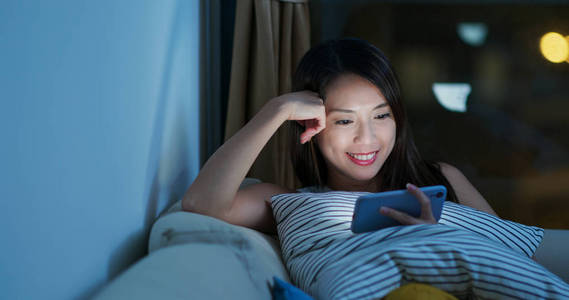 晚上看电视剧的女人照片