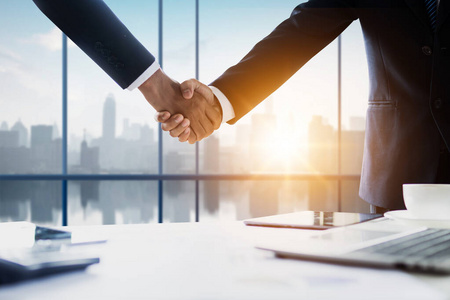 商界人士握手, 完成会议, 成功协商谈判.