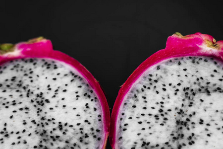 切碎的白龙果或火龙果放在桌上的黑色盘子里,特写.