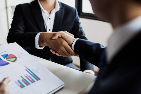 自信的合伙人图片