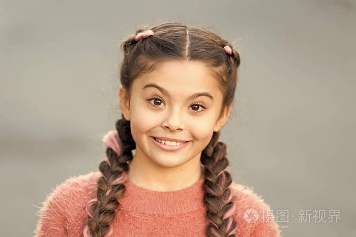 童年与幸福观.一脸惊讶,笑容灿烂的孩子.情感概念.惊喜女孩特写