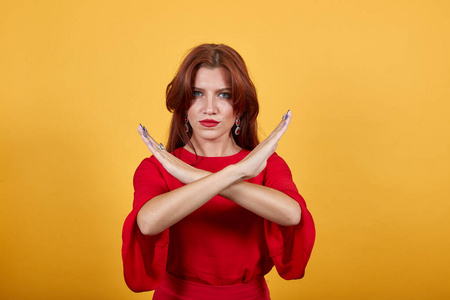 一个女人双手交叉,表示有什么东西被禁止了.照片