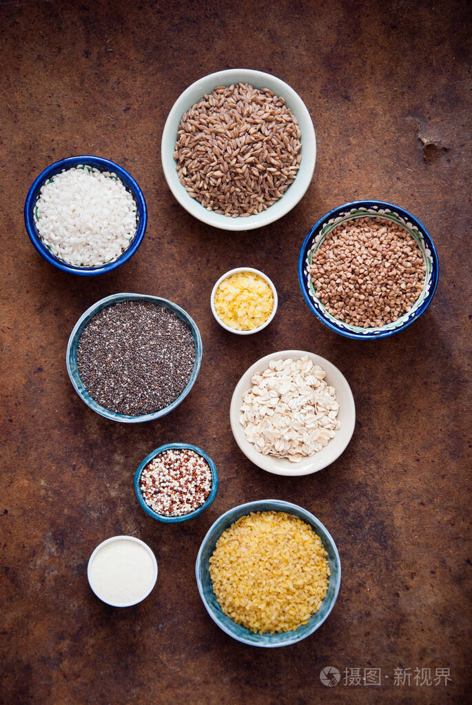 不同碗里的各种有机谷类食物
