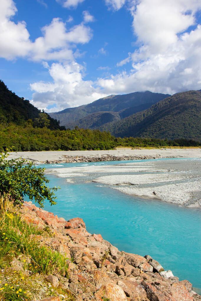 融化的冰水河新西兰西海岸