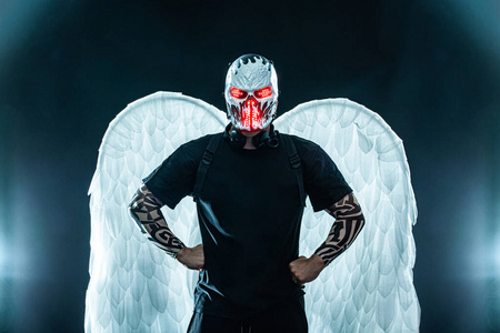 危险派对神秘的黑衣人,戴着白色翅膀的骷髅面具.