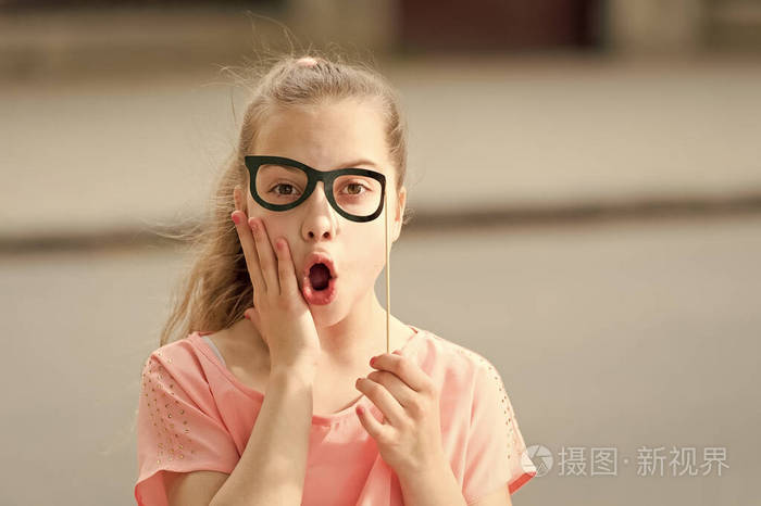 可爱的小女孩有着柔软的婴儿皮肤,惊讶的脸.儿童护肤化妆品