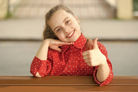 国际儿童节.整天笑.快乐快乐的概念.孩子长发快乐笑脸照片