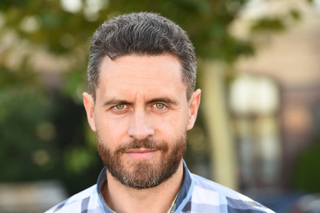 英俊成熟的男人不刮胡子时尚的鬃毛.白种人城市背景.衰老,白发照片