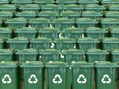 回收站黄色蓝绿色和回收塑料垃圾桶照片