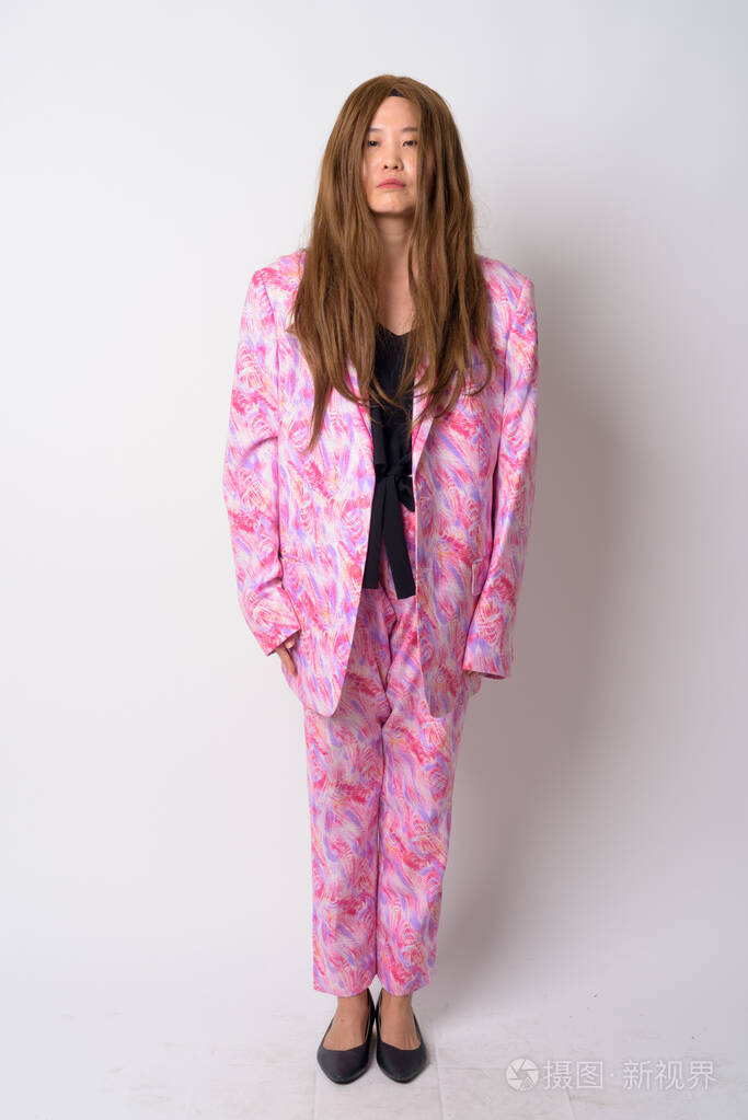 戴假发的女商人全身照