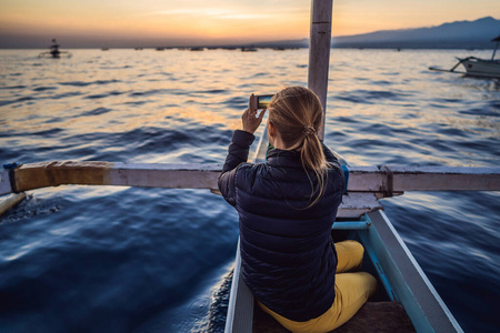 年轻的女旅行者在海上乘船迎接黎明插画