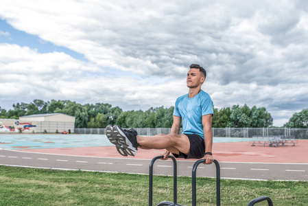 男运动员抬腿,锻炼腹肌,教练夏春城,街头训练.
