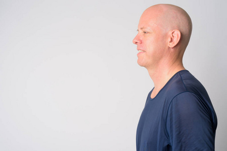 霸道帅气男头幸福成熟帅气光头男微笑特写侧影照片