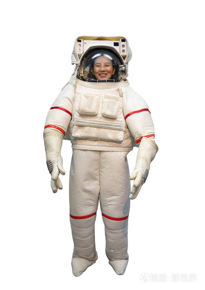 穿着白色宇航服和宇航员头盔的快乐的亚洲女人梦想着成为一个在白色