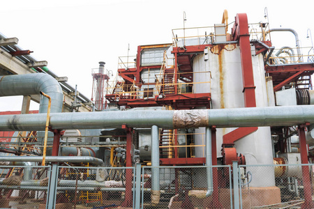 工业煤油炼油厂的大型工业装置照片
