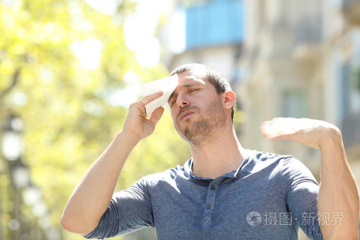 一个温暖的日子里饱受中暑之苦的男人出汗了
