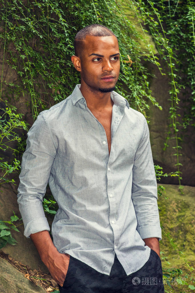 年轻的美国拉美裔男子肖像