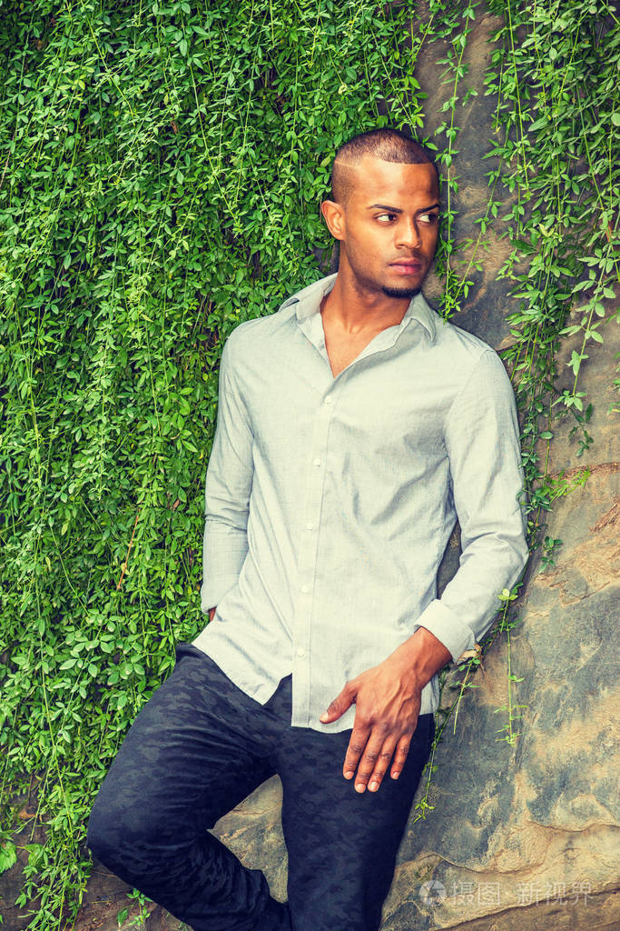 年轻的美国拉美裔男子肖像