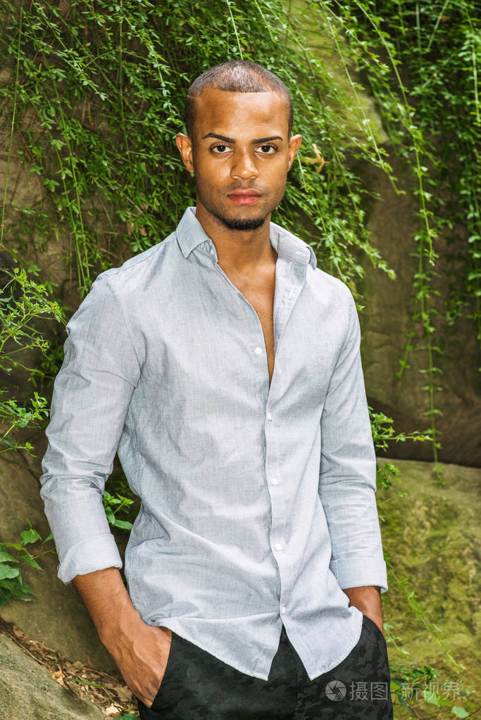 年轻的美国拉美裔男子肖像