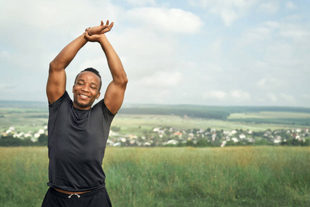 帅哥惊讶的亚洲男人举起手来,微笑着接受惊人的好消息,称赞朋友的成就