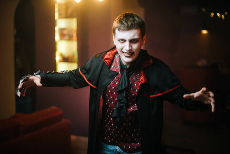 穿着德古拉伯爵万圣节服装的年轻人照片