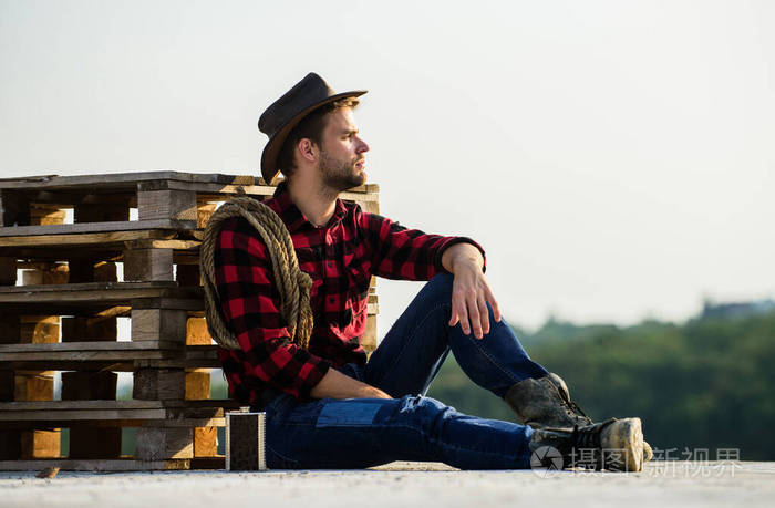 平和的心情.看日落.农场主牛仔帅哥劳累一天后在牧场放松