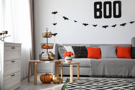 为万圣节装饰的现代房间.喜庆的内饰照片