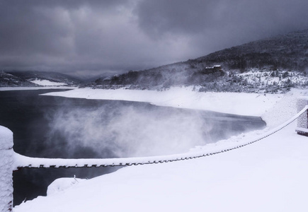 寒风凛冽的冬日美景照片