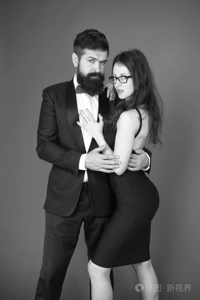 优雅不是被人注意留胡子的男人穿西装女孩优雅的连衣裙正式着装规范