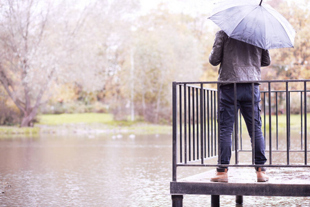 十月秋雨公园图片