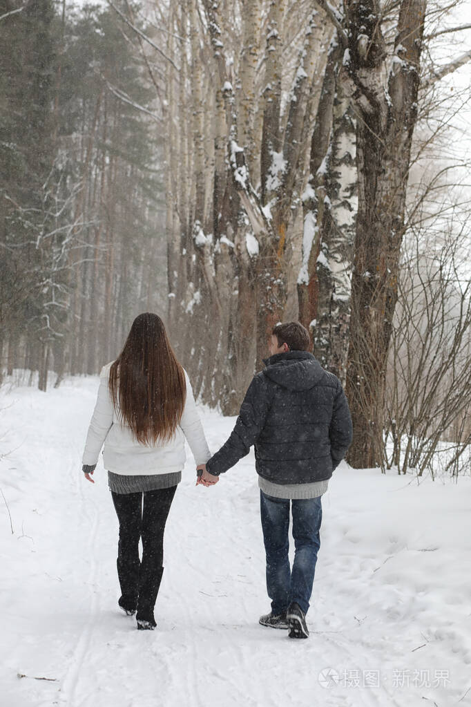 情侣雪中漫步图片