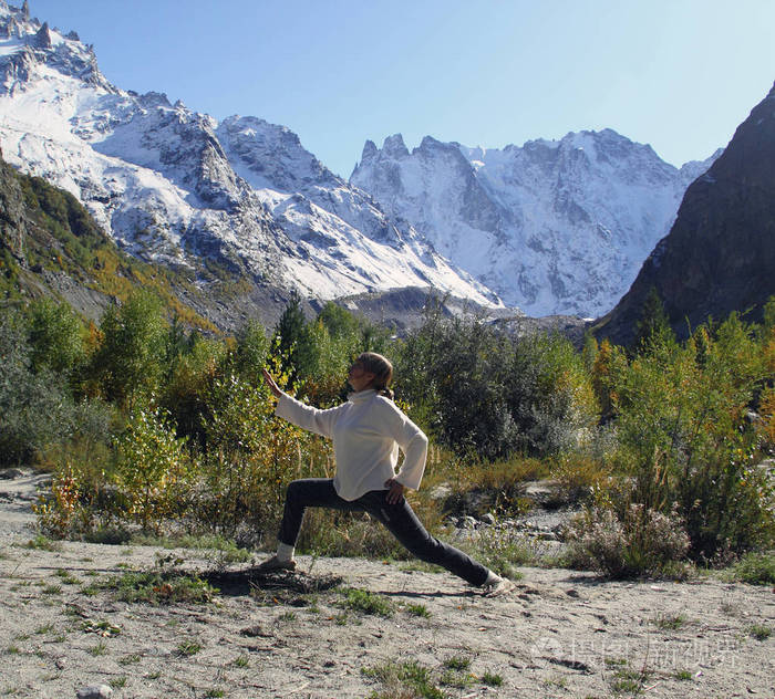 女人在山峡里练习瑜伽。旅游生活方式放松