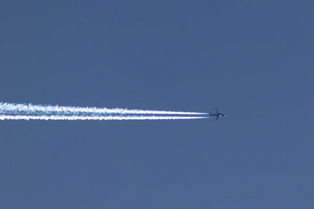 7架飞机带着航迹向下飞行船舶航迹船舶航迹